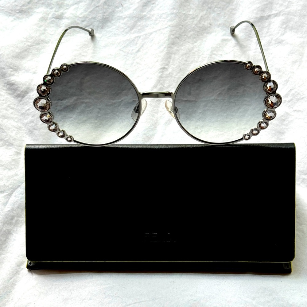 Fendi embellished round sunglasses 💞